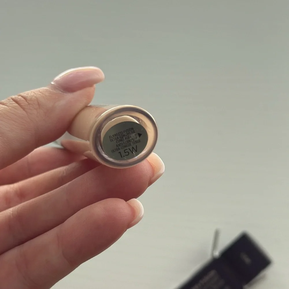 Laura Mercier Flawless Fusion Concealer - Black Packaging